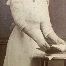 Miss Sophie, 5 x 11 cm, 2023