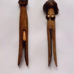 armin und brigitte – wäscheklammern, polsternägel, pinselhaare, holzdübel und eichelkäppchen